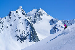 Frau auf Skitour fährt vom Eiskögele ab, Kirchenkogel und Liebener Spitze im Hintergrund, Obergurgl, Ötztaler Alpen, Tirol, Österreich