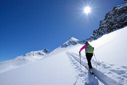 Frau auf Skitour steigt zum Eiskögele auf, Vorderer Seelenkogel und Eiskögele im Hintergrund, Obergurgl, Ötztaler Alpen, Tirol, Österreich