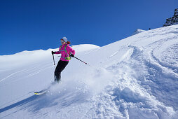 Frau auf Skitour fährt vom Eiskögele ab, Obergurgl, Ötztaler Alpen, Tirol, Österreich