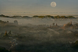 Vollmond über Burma, Morgenstimmung mit Dunst über Hügeln, Mrauk U, Myohaung nördlich von Sittwe, Akyab, Rakhine, Arakan, Myanmar, Burma