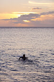 Surferin paddelt aufs Meer hinaus, Praia, Santiago, Kap Verde