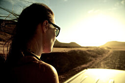 Frau betrachtet Landschaft durch Sonnenbrille, Praia, Santiago, Kap Verde