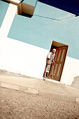 Mann mit Krücken steht in einer Haustür, Praia, Santiago, Kap Verde