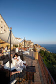 Gäste auf der Terasse des Hotel Marulivo, Bed & Breakfast, Pisciotta, Cilento Küste, Provinz Salerno, Kampanien, Italien