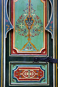 kunstvoll bemalte Tür in einem Riad, Marrakesch, Marokko
