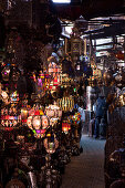 Lampengeschäft in den Souks, Marrakesch, Marokko