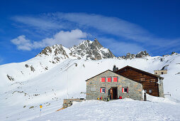 Es-cha-Hütte mit Piz Kesch im Hintergrund, Oberengadin, Engadin, Kanton Graubünden, Schweiz