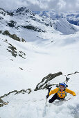 Frau auf Skitour steigt zur steilen Porta d Es-cha auf, Piz Kesch, Engadin, Kanton Graubünden, Schweiz