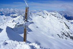 Gipfelkreuz des Großen Möseler, Hochfeiler im Hintergrund, Zillertaler Alpen, Südtirol, Italien