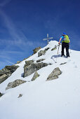 Frau auf Skitour steigt zur Fünften Hornspitze auf, Zillertaler Alpen, Ahrntal, Südtirol, Italien