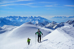 Zwei Skitourengeher steigen zum Großvenediger auf, Schobergruppe und Laserzgruppe im Hintergrund, Venedigergruppe, Hohe Tauern, Nationalpark Hohe Tauern, Salzburg, Österreich