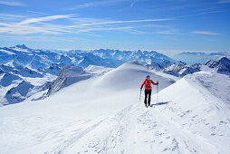 Frau auf Skitour steigt zum Großvenediger auf, Großglockner und Schobergruppe im Hintergrund, Venedigergruppe, Nationalpark Hohe Tauern, Salzburg, Österreich