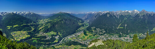 Panorama mit Ötztaler Alpen, Wenns, Pillerhöhe, Venet, Inntal, Imst und Lechtaler Alpen, Tschirgant, Mieminger Gebirge, Tirol, Österreich