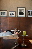 Frau in der Badewanne unter Foto-Originalen, Bel Etage Suite Zimmer no.220, Das Stue Hotel, Drakestrasse 1, Tiergarten, Berlin, Deutschland