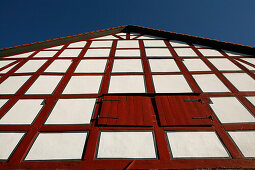 Rote Balken im Fachwerk einer Scheune, Odershausen, Bad Wildungen, Nordhessen, Hessen, Deutschland, Europa