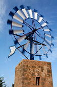 Windrad mit blauen und weißen Rotorblättern auf Windmühle, Santanyi, Mallorca, Balearen, Spanien, Europa