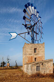 Windrad mit blauen und weißen Rotorblättern auf Windmühle, Santanyi, Mallorca, Balearen, Spanien, Europa