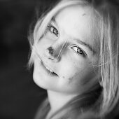 Hübsches blondes Mädchen mit Dreck auf der Nase schaut in die Kamera (Schwarzweißaufnahme unter Nutzung von Lensbaby-Technik), Borden, Western Australia, Australien