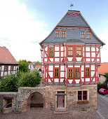Das Hochzeitshaus, ein vierstöckiges Fachwerkhaus, beheimatet das Regionalmuseum, Fritzlar, Nordhessen, Hessen, Deutschland, Europa