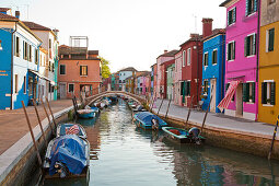 Die farbenfrohen Fassaden von Burano am Morgen, Riva dei Santi, Burano, Venedig, Italien, Europa