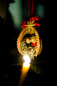 Christbaumschmuck auf einem Weihnachtsmarkt, Murau, Steiermark, Österreich