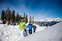 Drei Skifahrer im Aufstieg, Fageralm, Salzburg, Österreich