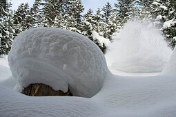 Skifahrer in einer Schneewolke, St. Anton am Arlberg, Tirol, Österreich