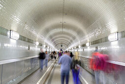 Personen gehen durch Alter Elbtunnel, Alter Elbtunnel, Hamburg, Deutschland