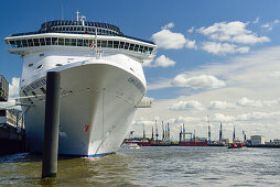 Schiff liegt an Dockland an, Dockland, Elbe, Hamburg, Deutschland