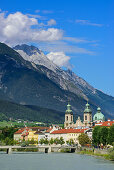 Blick über Inn auf Dom zu St. Jakob, Karwendel mit Bettelwurf im Hintergrund, Innsbruck, Tirol, Österreich