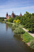 Schloss Johannisburg und Parklandschaft am Ufer vom Fluss Main mit Mainradweg, Aschaffenburg, Franken, Bayern, Deutschland