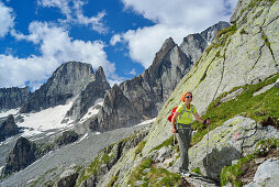 Frau beim Wandern mit Piz Badile im Hintergrund, Sentiero Roma, Bergell, Lombardei, Italien