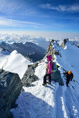 Frau steht am Südgrat des Gran Paradiso, Gran Paradiso, Nationalpark Gran Paradiso, Grajische Alpen, Aostatal, Aosta, Italien