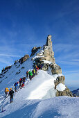 Mehrere Personengruppen stehen am Grat des Gran Paradiso, Gran Paradiso, Nationalpark Gran Paradiso, Grajische Alpen, Aostatal, Aosta, Italien