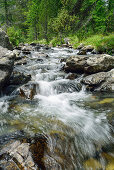 Bach fließt durch Gebirgstal, Naturpark Mont Avic, Grajische Alpen, Aostatal, Aosta, Italien