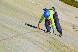 Frau klettert an Granitplatten, Sektor Crow, Grimselpass, Berner Oberland, Schweiz