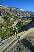 Frau klettert an Granitplatten, Sektor Crow, Grimselpass, Berner Oberland, Schweiz