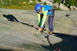 Frau klettert an Granitplatten, Sektor Crow, Grimselpass, Berner Oberland, Schweiz