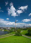 Blick vom Olympiaberg auf Olympiaturm und BMW Gebäude, im Hintergrund Allianzarena und Fröttmaniger Schuttberg, München, Oberbayern, Bayern, Deutschland