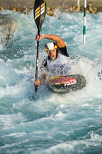Slalompaddler sticht durch Welle, Al-Ain, Dubai, VAE