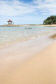 Kleiner Tempel am Strand, Sanur, Denpasar, Bali, Indonesien