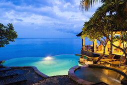 Hotelanlage mit Pool am Abend, Wawa-Wewe II, Amed, Bali, Indonesien