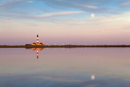 Leuchtturm und Mond spiegeln sich im Watt, Leuchtturm Westerhever, Halbinsel Eiderstedt, Schleswig-Holstein, Deutschland