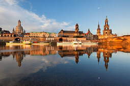 Morgenstimmung, Mond spiegelt sich in der Elbe, Frauenkirche, Ständehaus, Residenzschloss und Hofkirche, Dresden, Sachsen, Deutschland
