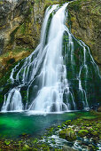 Wasserfall fließt in grünen Gumpen, Gollinger Wasserfall, Golling, Berchtesgadener Alpen, Salzburg, Österreich