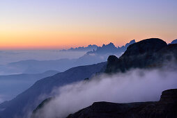 Nebelstimmung mit Felszacken der Dolomiten, Auronzo-Hütte, Drei Zinnen, Dolomiten, UNESCO Welterbe Dolomiten, Venezien, Venetien, Italien
