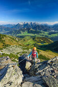 Frau steigt über Klettersteig auf, Loferer Steinberge im Hintergrund, Klettersteig Henne, Henne, Kitzbüheler Alpen, Tirol, Österreich
