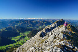 Woman hiking on ridge with Grossvenediger in background, Nurracher Hoehenweg, Ulrichshorn, Loferer Steinberge range, Tyrol, Austria