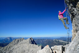 Frau steigt über Leiter zum Mitterhorn auf, Nurracher Höhenweg, Mitterhorn, Loferer Steinberge, Tirol, Österreich