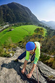 Frau klettert über Gneisfelsen, Torbeccio, Maggiatal, Tessin, Schweiz